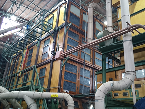 羽毛に付いた汚れを落とすため、木製の機材を導入